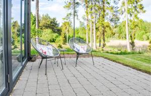 2 sedie e un tavolo su un patio di 5 Bedroom Beautiful Home In Karlstad a Karlstad