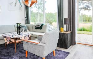un soggiorno con un divano e un tavolo di 5 Bedroom Beautiful Home In Karlstad a Karlstad