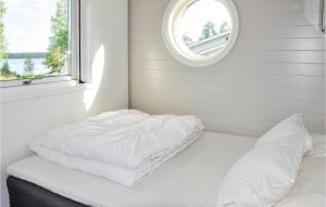 Letto o letti in una camera di 5 Bedroom Beautiful Home In Karlstad