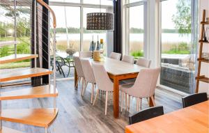 una sala da pranzo con tavolo e sedie di 5 Bedroom Beautiful Home In Karlstad a Karlstad