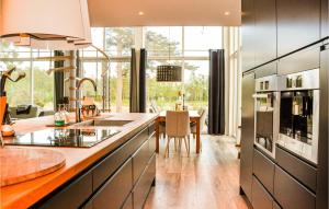 Cucina o angolo cottura di 5 Bedroom Beautiful Home In Karlstad
