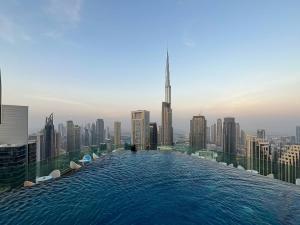 Bazén v ubytování Keyrock Living - Burj Khalifa View Retreat with Pool nebo v jeho okolí