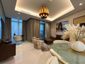 Posezení v ubytování Keyrock Living - Burj Khalifa View Retreat with Pool