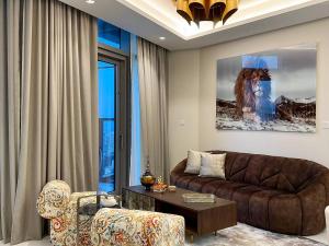 Posezení v ubytování Keyrock Living - Burj Khalifa View Retreat with Pool