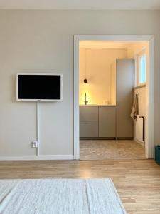 Μια τηλεόραση ή/και κέντρο ψυχαγωγίας στο Amazing studio next to the train station