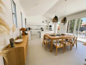 Kuchyň nebo kuchyňský kout v ubytování Nouveau! Villa Bahia, Piscine chauffée, Plage à 400m