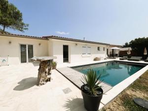 Bazén v ubytování Nouveau! Villa Bahia, Piscine chauffée, Plage à 400m nebo v jeho okolí