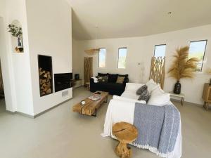 Posezení v ubytování Nouveau! Villa Bahia, Piscine chauffée, Plage à 400m