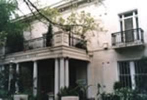 Cette grande maison blanche dispose d'un balcon. dans l'établissement Georgian Court B&B Guest House, à Melbourne
