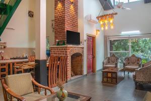 TV a/nebo společenská místnost v ubytování Yashkaanan - A Boutique Cottage