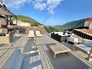 a patio with benches and tables on a roof at Relais Le Bifore in Fontecchio