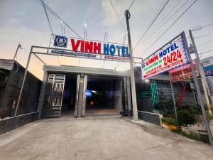 a garage with a sign that reads vinn hothi at Vinh Hotel in Thốt Nốt