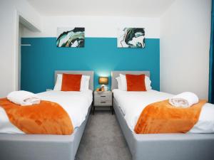 Voodi või voodid majutusasutuse Redcliffe House By N And N Stays Ltd - Charming Home close to Designer Outlet, Perfect for Contractors & Workers with convenient on street parking toas