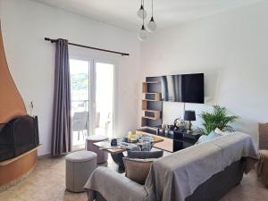 TV a/nebo společenská místnost v ubytování Guest House Alepou Leros