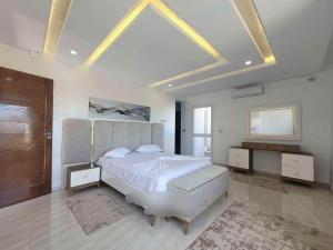 1 dormitorio grande con 1 cama grande y tragaluz en VILLA midoun, en Taguermess 11 fotos más