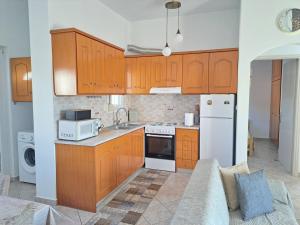 Kuchyň nebo kuchyňský kout v ubytování Guest House Alepou Leros