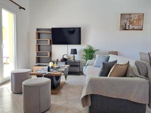 TV a/nebo společenská místnost v ubytování Guest House Alepou Leros