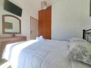 Postel nebo postele na pokoji v ubytování Guest House Alepou Leros
