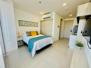 a bedroom with a bed and a television in it at U-GO Porto Horizonte: Escapada Frente al Mar en Santa Marta in Taganga