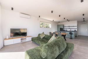 een woonkamer met twee groene banken en een tafel bij Villa Valentina in Pula