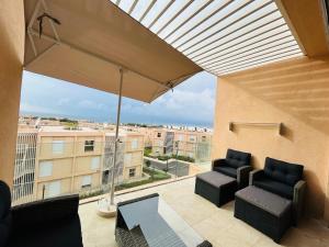 Et sittehjørne på Azure Nest - Sea View Duplex with Golf and Pool Access in Taghazout Bay