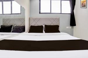 Postel nebo postele na pokoji v ubytování Hotel O Class Inn