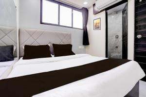 Postel nebo postele na pokoji v ubytování Hotel O Class Inn