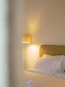 Cama ou camas em um quarto em Hostal Empúries