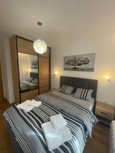 ein Schlafzimmer mit einem großen Bett mit Handtüchern darauf in der Unterkunft Apartman Andrea Lux in Zlatibor