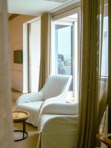 Uma área de estar em Hostal Empúries