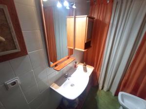 Un baño con lavabo, espejo e inodoro. en Casa de Nina, en Córdoba