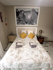 Un dormitorio con una cama con dos cebras encima. en Casa de Nina, en Córdoba