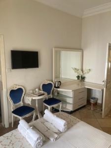 une chambre avec un lit, un bureau et un miroir dans l'établissement Lord's Residence Boutique Hotel, à Kyrenia 56 autres photos