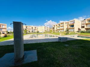 Bassenget på eller i nærheten av Azure Nest - Sea View Duplex with Golf and Pool Access in Taghazout Bay
