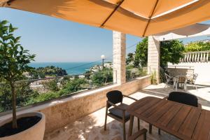 a balcony with a table and chairs and a view of the ocean at Casa Bianca 1 in Ulcinj