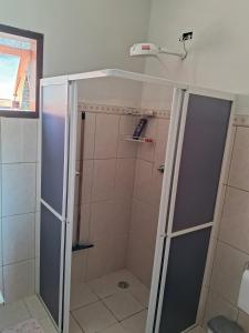 a shower with a glass door in a bathroom at Cantinho da Serra in Santo Antônio do Pinhal +21 photos