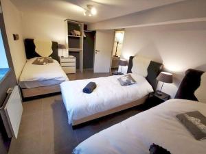 a hotel room with two beds and a mirror at L'Atelier in Houyet