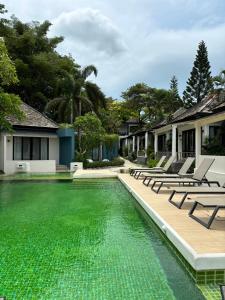 Bazén v ubytování Punnpreeda Beach Resort - SHA Plus Certified nebo v jeho okolí
