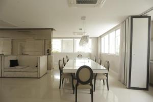 a kitchen and a dining room with a table and chairs at BV0716 I Lindo Duplex no coração de São Paulo O Mais completo in Sao Paulo