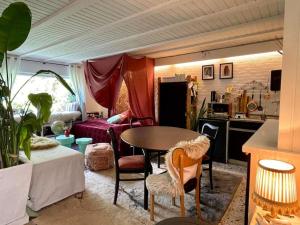 a living room with a table and a kitchen at Hübsche Wohnung mit Gartennutzung in Grevenbroich