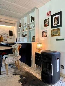 a room with a desk with a computer and a chair at Hübsche Wohnung mit Gartennutzung in Grevenbroich +38 photos