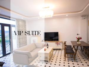 Μια τηλεόραση ή/και κέντρο ψυχαγωγίας στο Olive Apartment Hotel Lào Cai