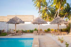 Πισίνα στο ή κοντά στο Pongwe Beachfront Villa
