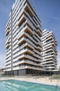 バレンシアにあるDúplex-Lofts Les Arts i Les Ciènciesの高層ビルの造形