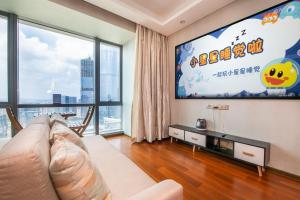 苏州苏州预见服务公寓的客厅配有大屏幕电视