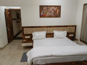 Premshree Hotel客房内的一张或多张床位