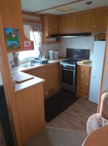 Η κουζίνα ή μικρή κουζίνα στο warden springs caravan park MS16 Thornhill road, Eastchurch,ME124HF