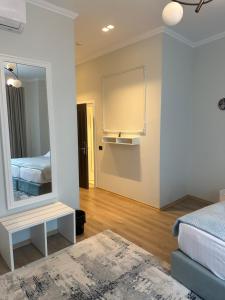 Postel nebo postele na pokoji v ubytování Sky Hotel Korce