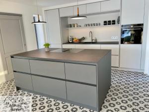 Η κουζίνα ή μικρή κουζίνα στο Ferienhaus AlmauBayern - mit Berblick und großem Garten
