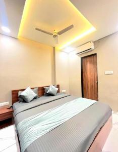 Postel nebo postele na pokoji v ubytování Hotel Mathura Central inn Best Selling Hotel - Free Pick up from Railway Station - Best Rated Area - Unlimited 5g Internet
